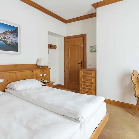 Aquila Cortina dʼAmpezzo
