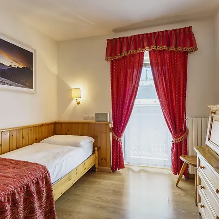 아퀼라 코르티나 담페조